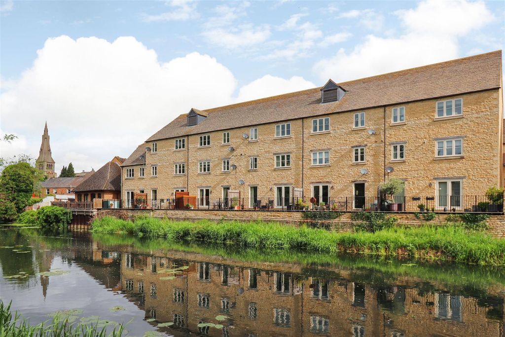 Property photo 1 of 11 Riverside Place, Stamford