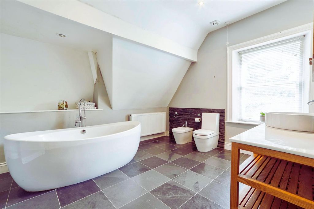 Property photo 3 of 23 House Bathroom