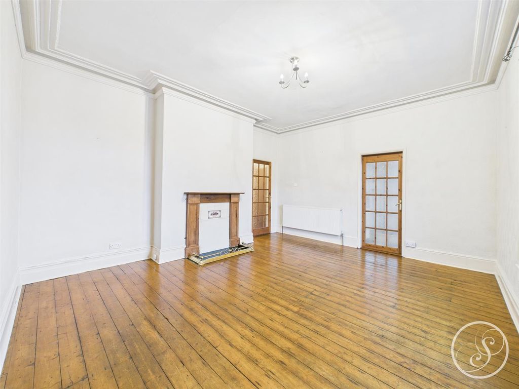 Property photo 2 of 8 Lounge