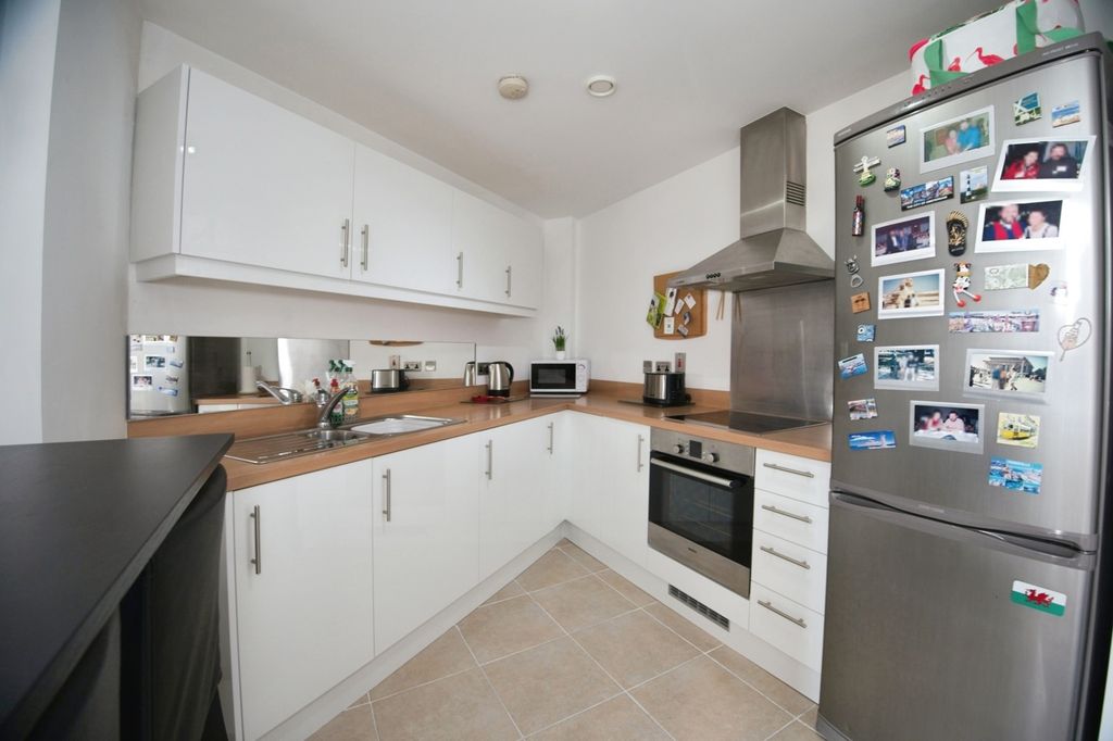 Property photo 3 of 19 Kitchen