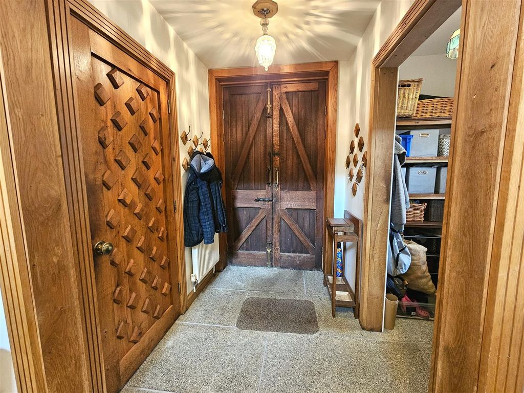 Property photo 3 of 31 Entrance Hall.Jpg