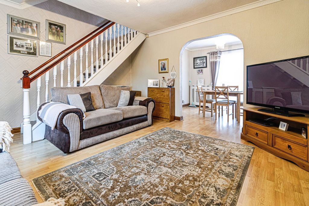 Property photo 3 of 15 Lounge