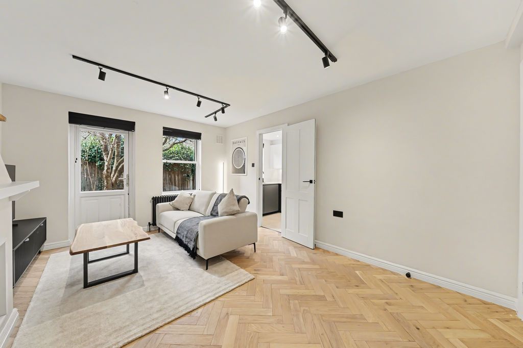 Property photo 2 of 20 Lounge