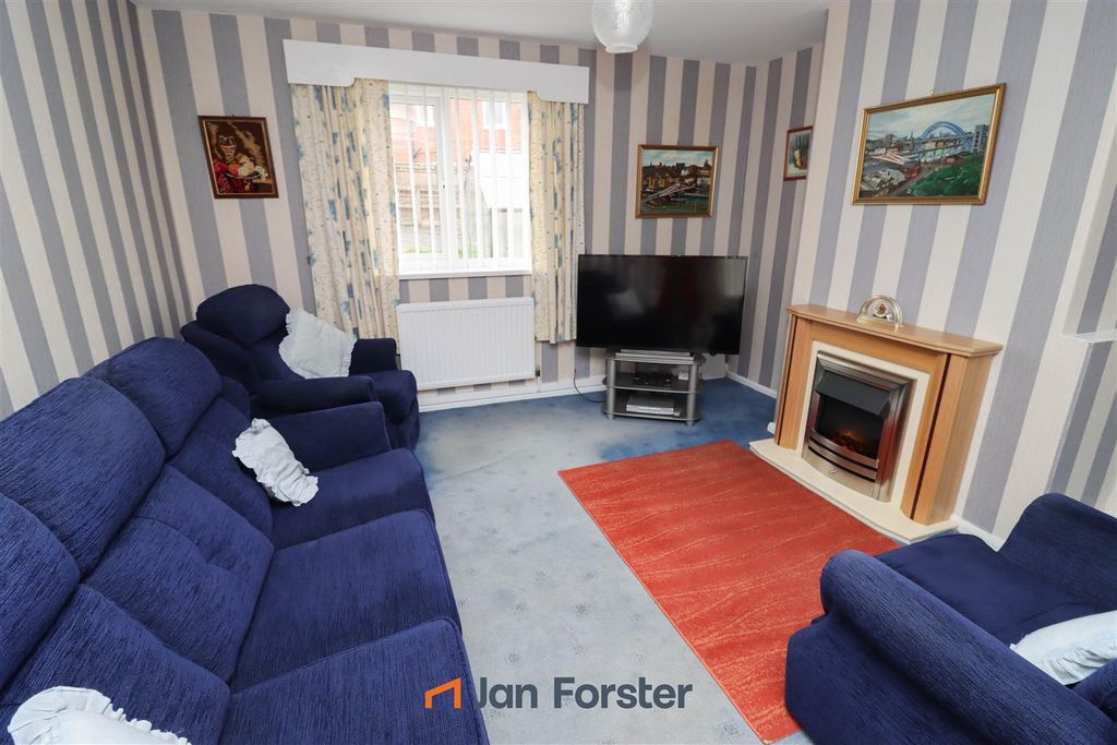 Property photo 2 of 17 Lounge