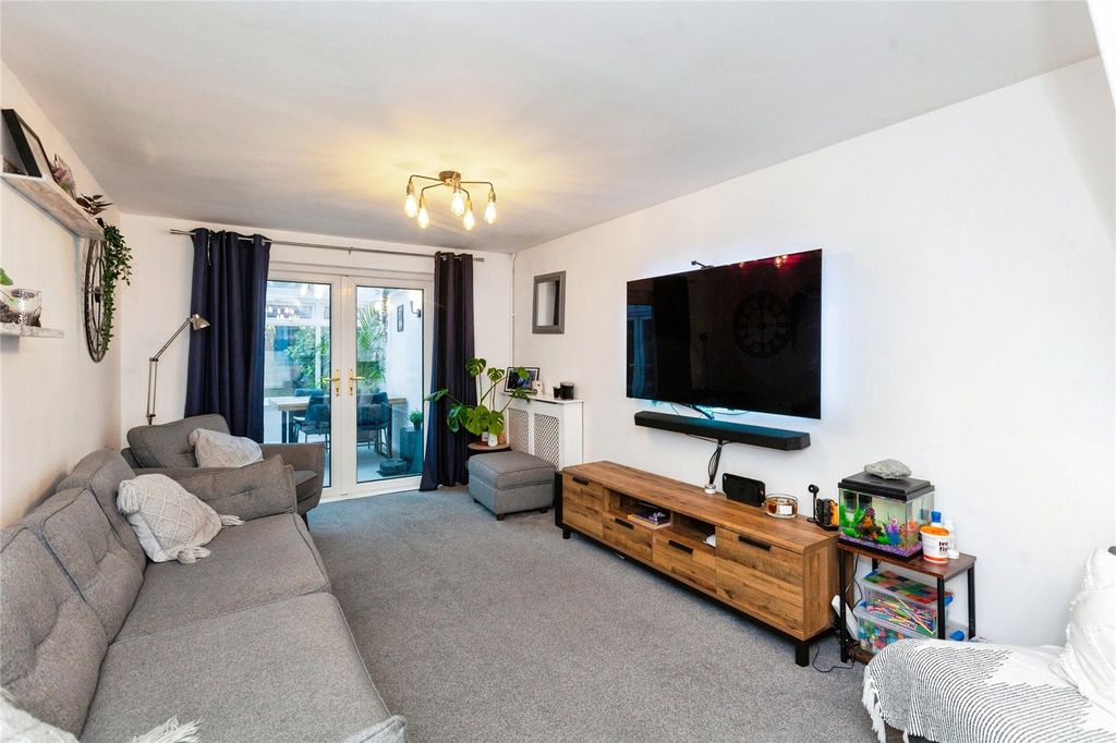 Property photo 3 of 32 Siting Room