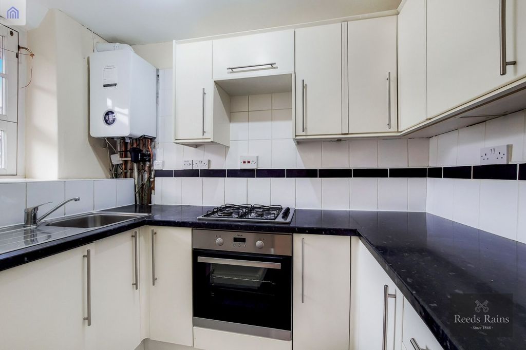 Property photo 2 of 10 Kitchen