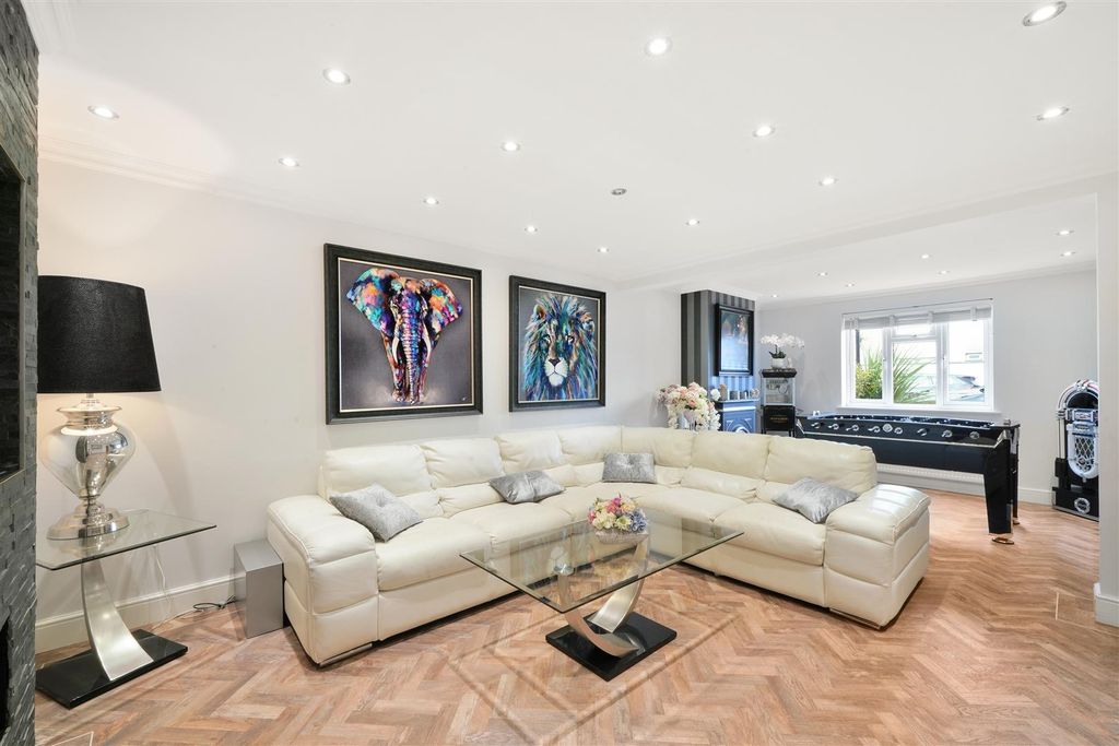 Property photo 2 of 32