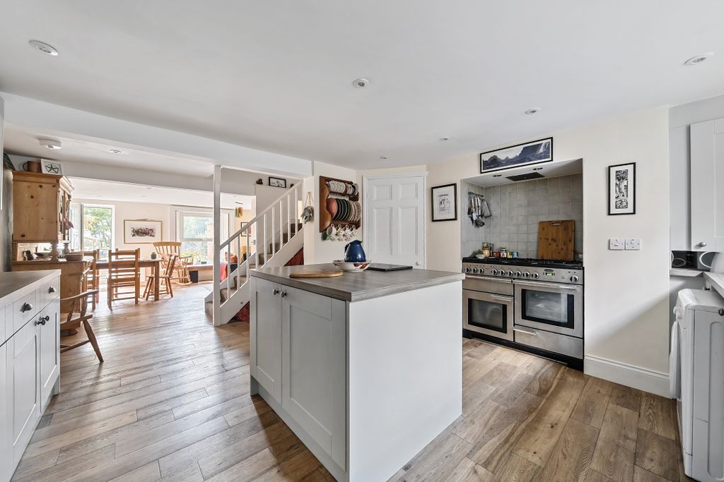 Property photo 3 of 19 Kitchen