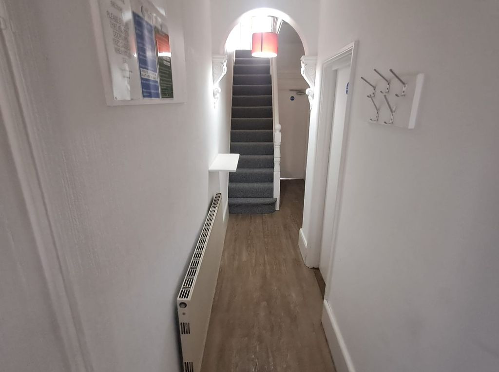 Property photo 2 of 23 Entrance Hall