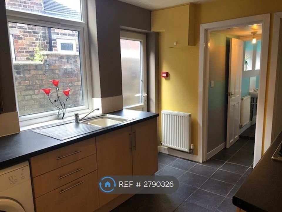 Property photo 3 of 12 Kitchen