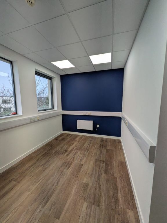 Property photo 1 of 11 Small Office 607