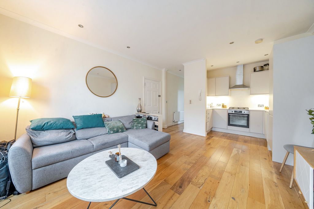 Property photo 3 of 13 1373169-9-6904d6d...