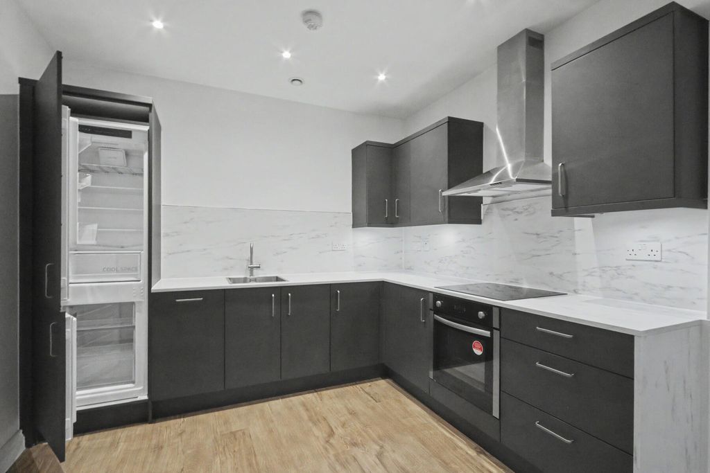 Property photo 3 of 8 Bank Street - Kitchen