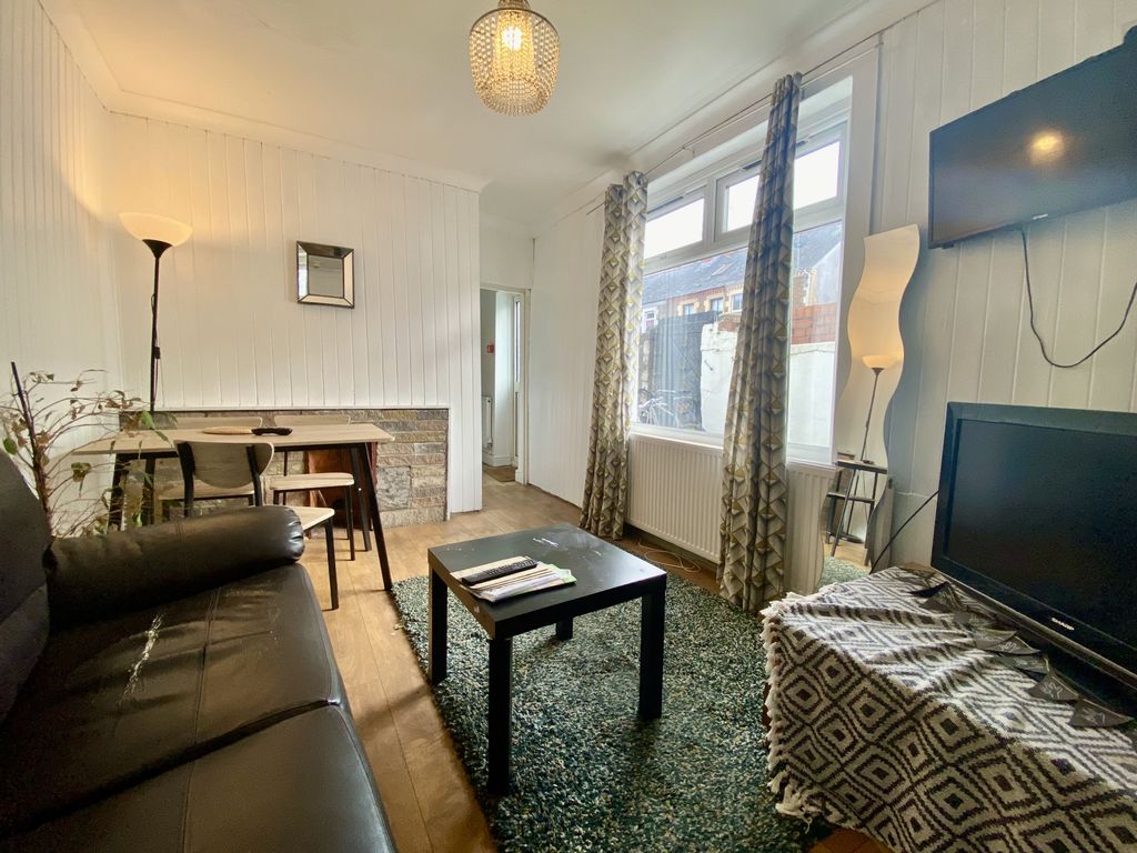 Property photo 1 of 20 Lounge B