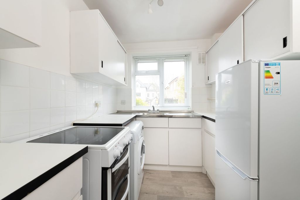 Property photo 3 of 10 Kitchen
