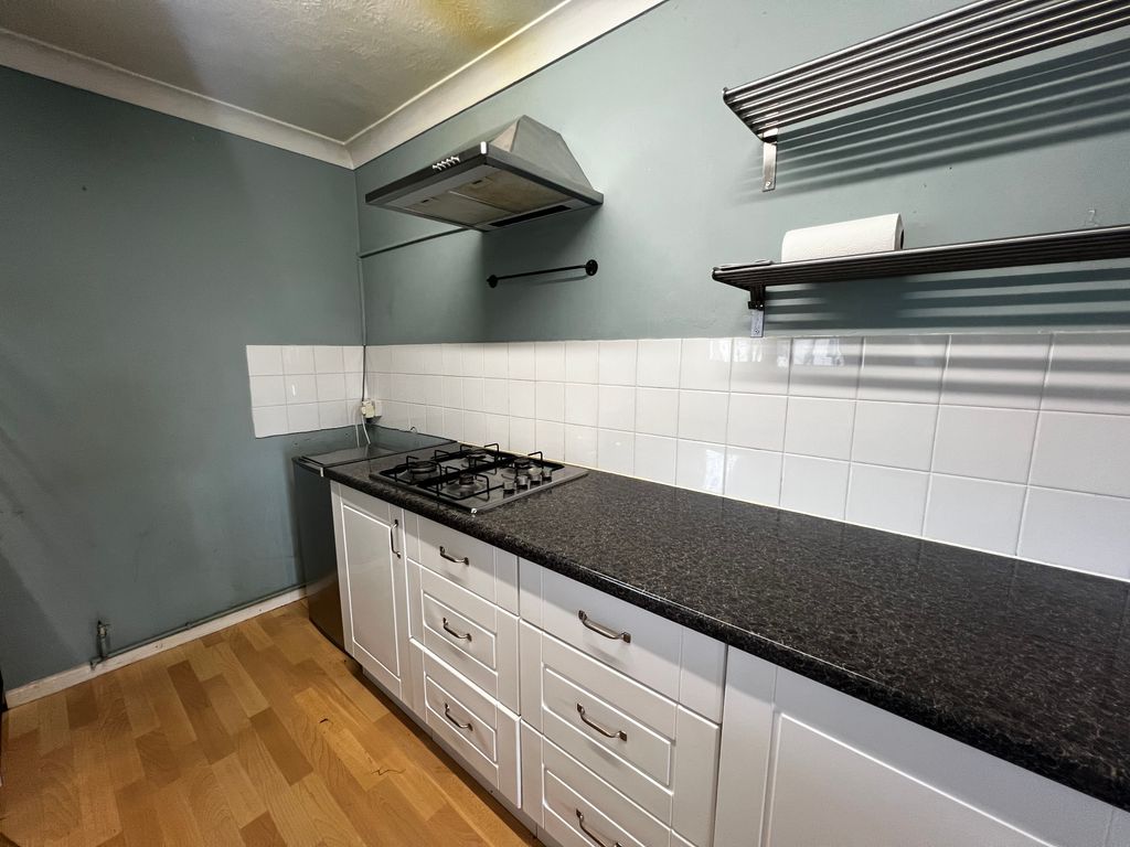 Property photo 3 of 10 Kitchen