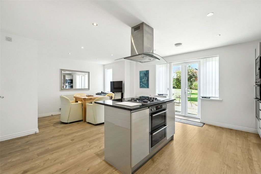 Property photo 3 of 18 Kitchen/Breakfast