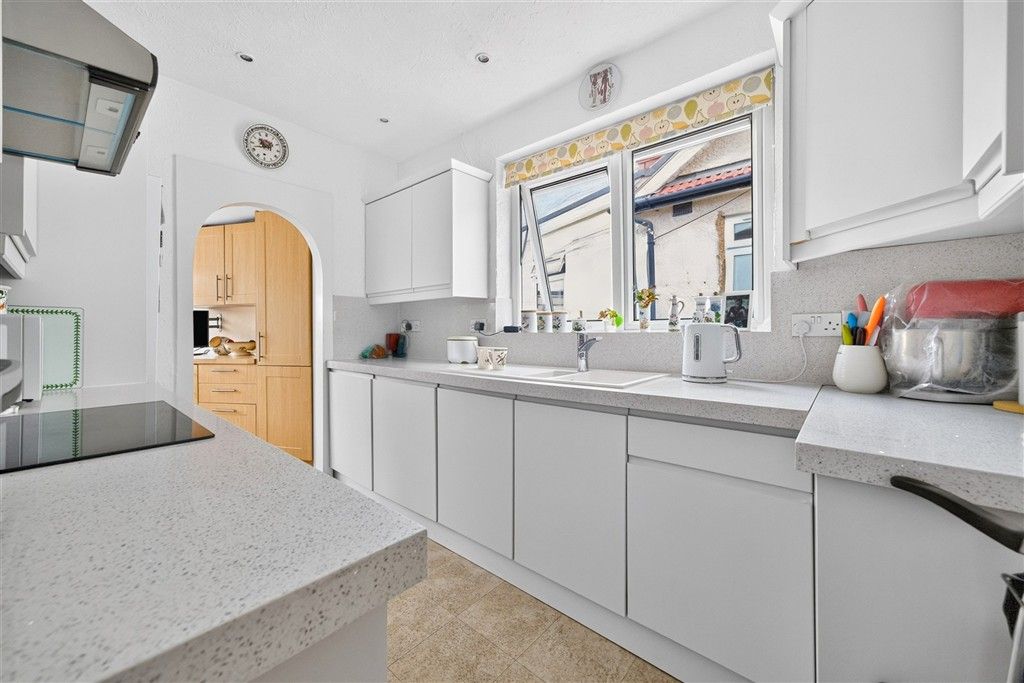 Property photo 3 of 10 Kitchen