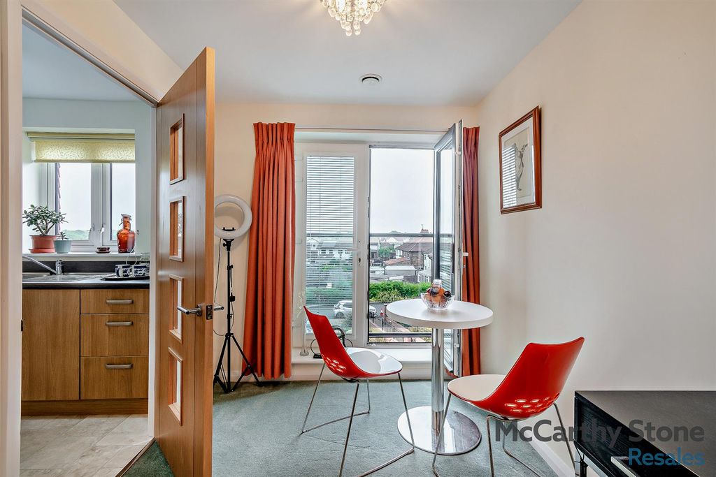Property photo 3 of 18 8649813-Interior13-800.Jpg