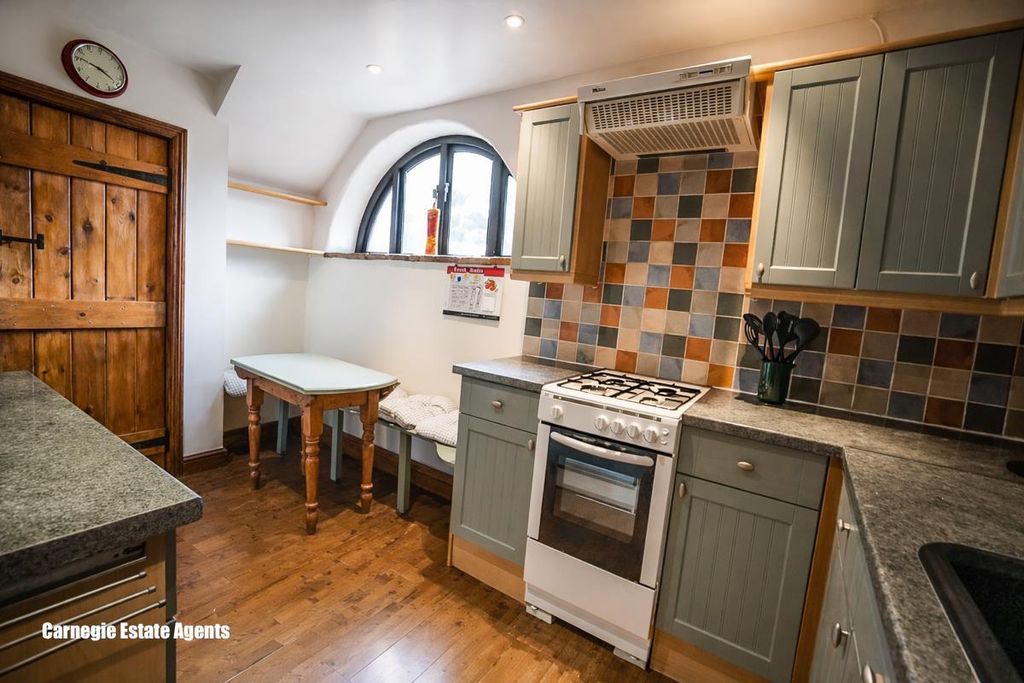 Property photo 1 of 9 Kitchen