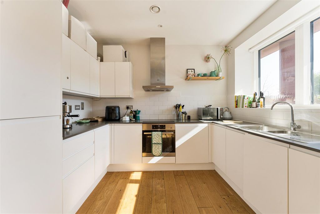 Property photo 3 of 34 Loddiges Road, E9