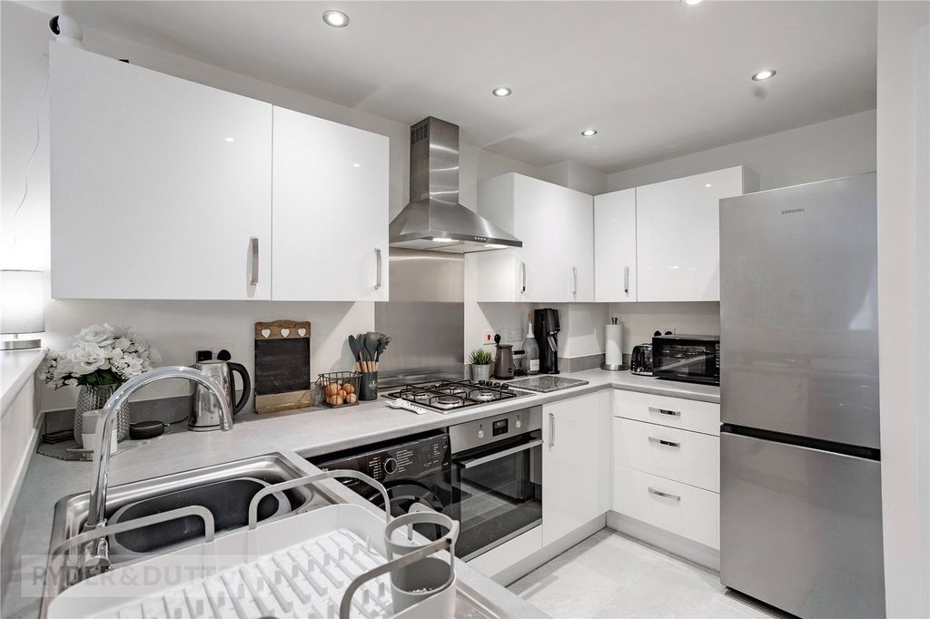 Property photo 3 of 27 Kitchen