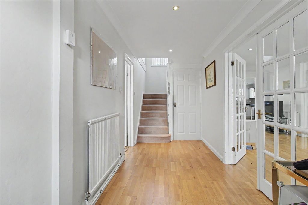 Property photo 2 of 28 Hallway