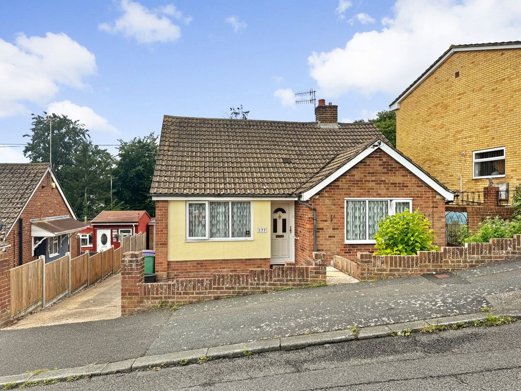 Property photo 1 of 17 Downs Road