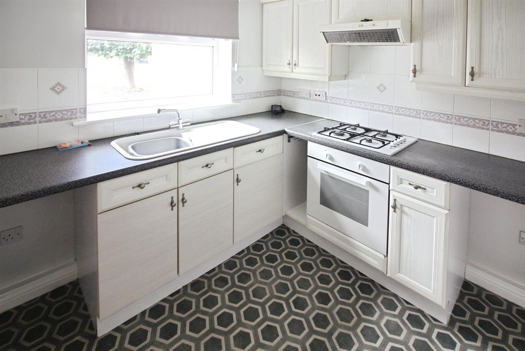 Property photo 3 of 7 Kitchen