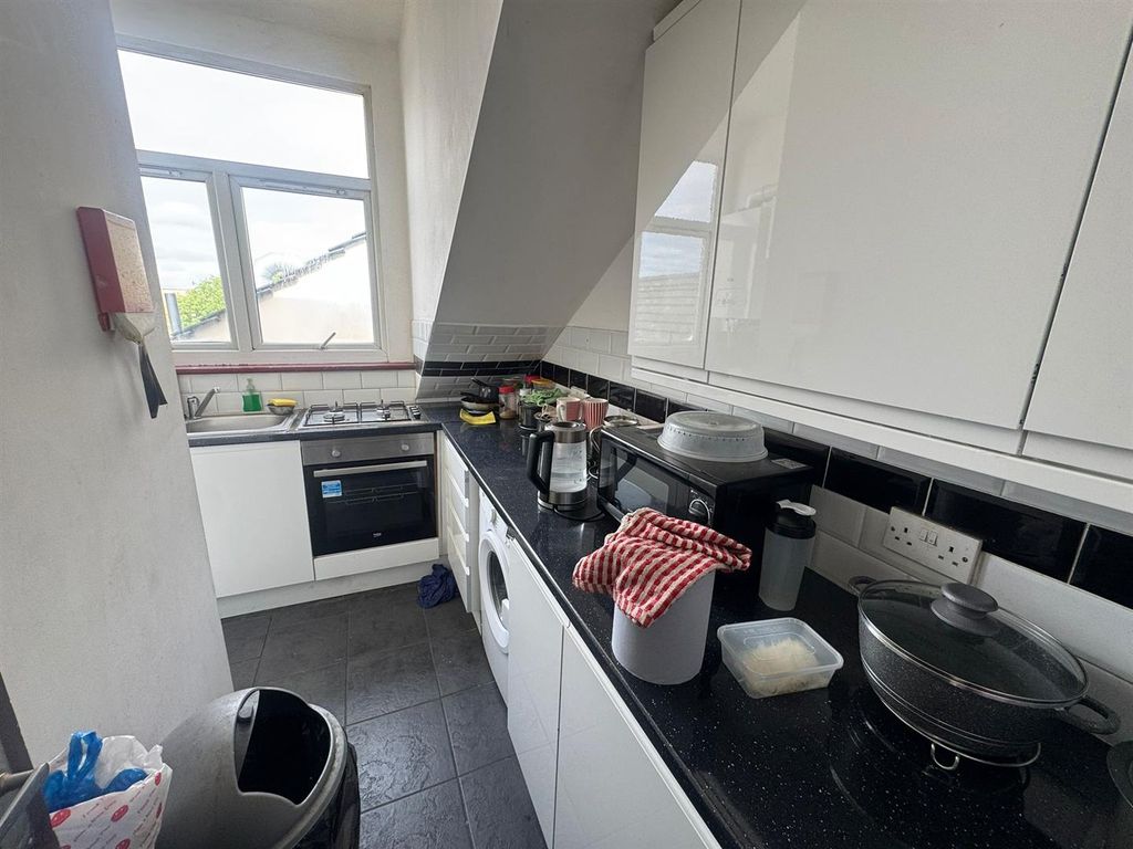 Property photo 1 of 5 3 Bed Flat - King Street Southall