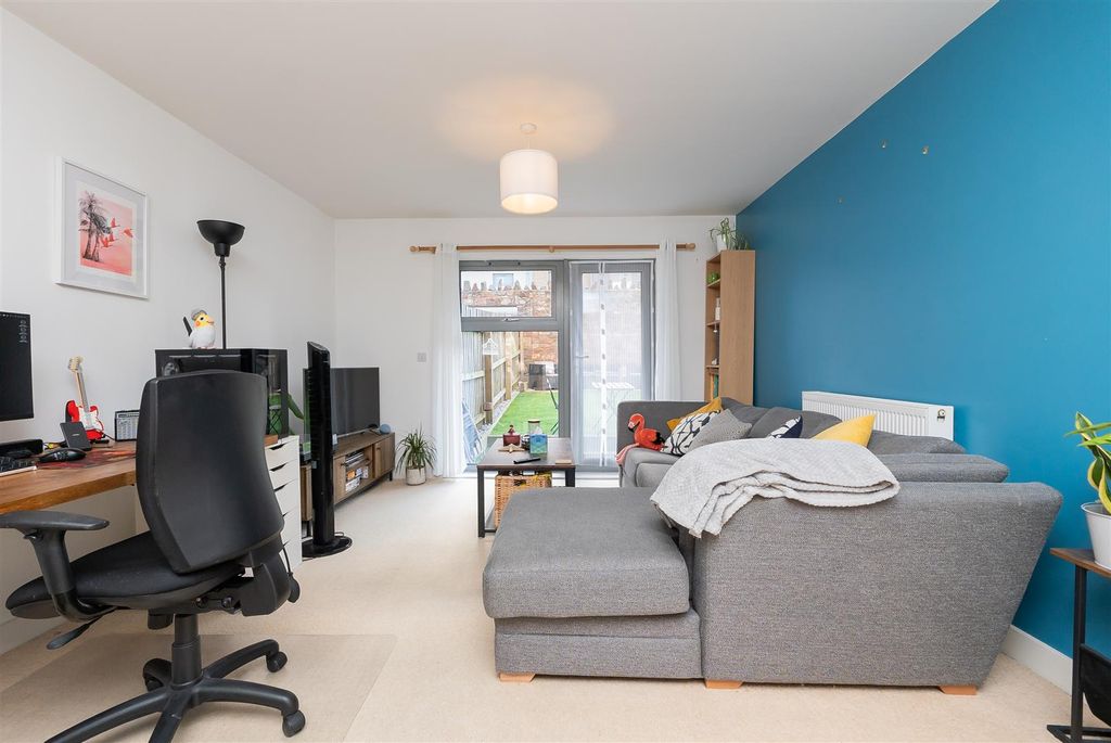 Property photo 2 of 23 29-Tallavera-Close-Bs2-0Ed-16.Jpg