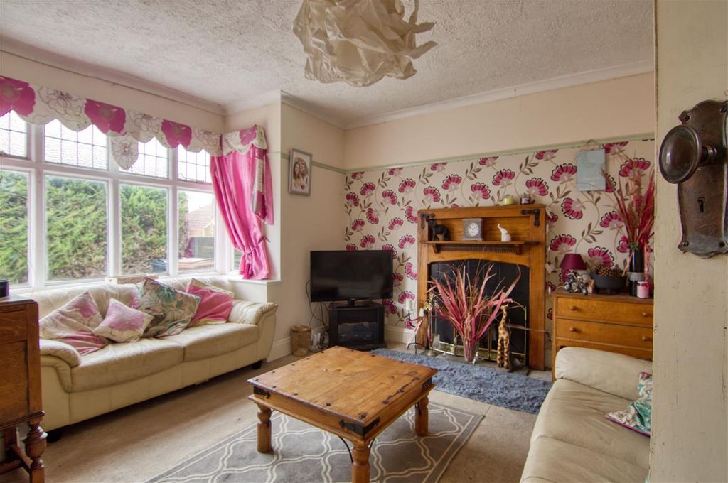 Property photo 3 of 14 Lounge