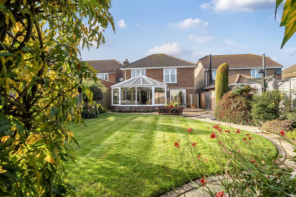 Property photo 2 of 18 Garden