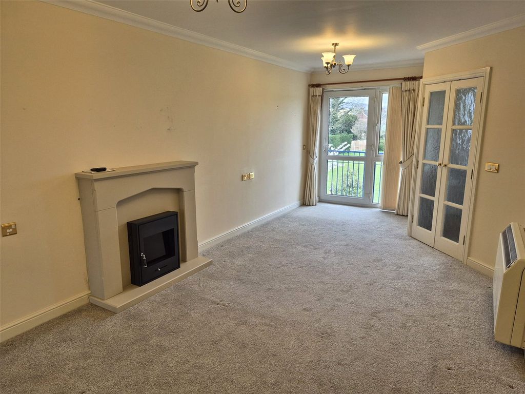 Property photo 2 of 11 Lounge