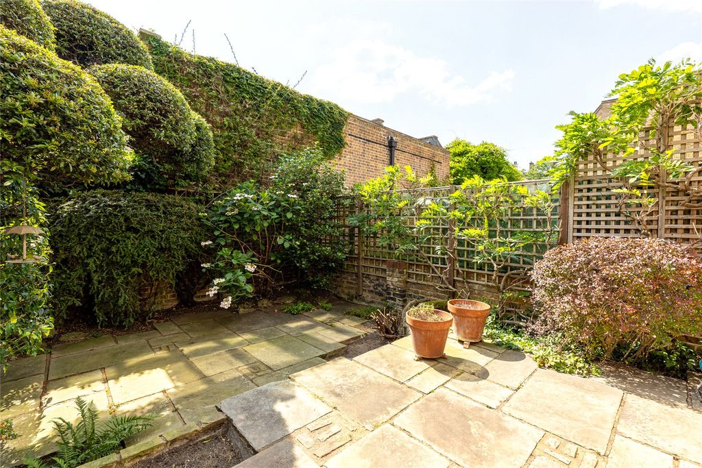 Property photo 2 of 19 Garden 3