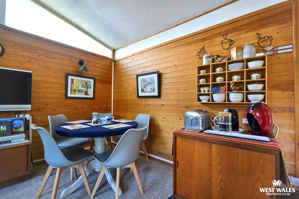 Property photo 3 of 17 Dining Room