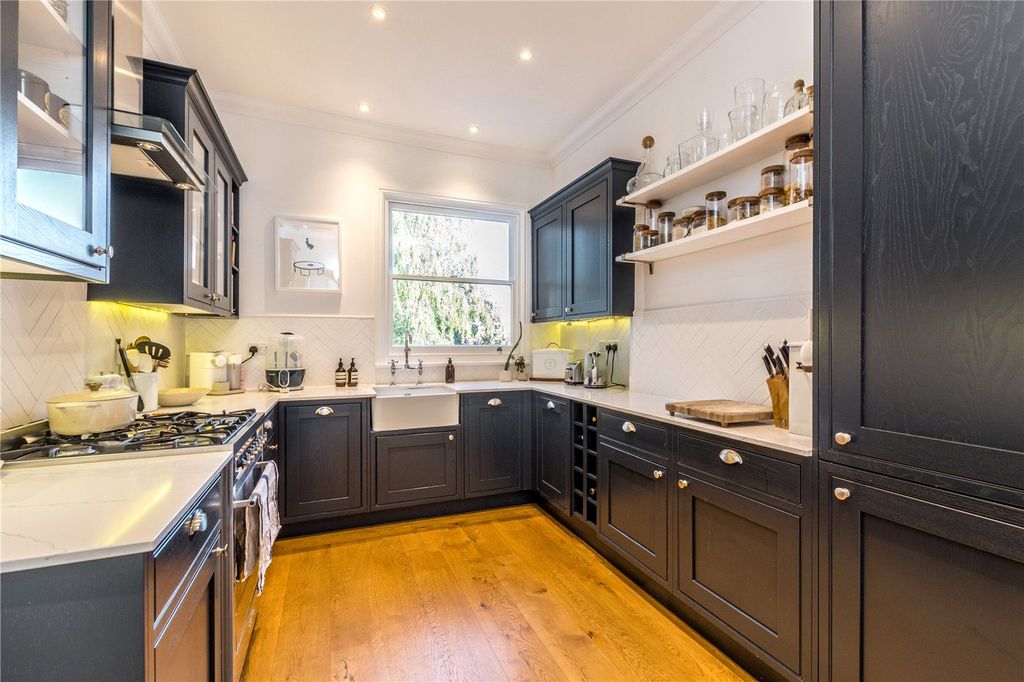 Property photo 2 of 10 Kitchen