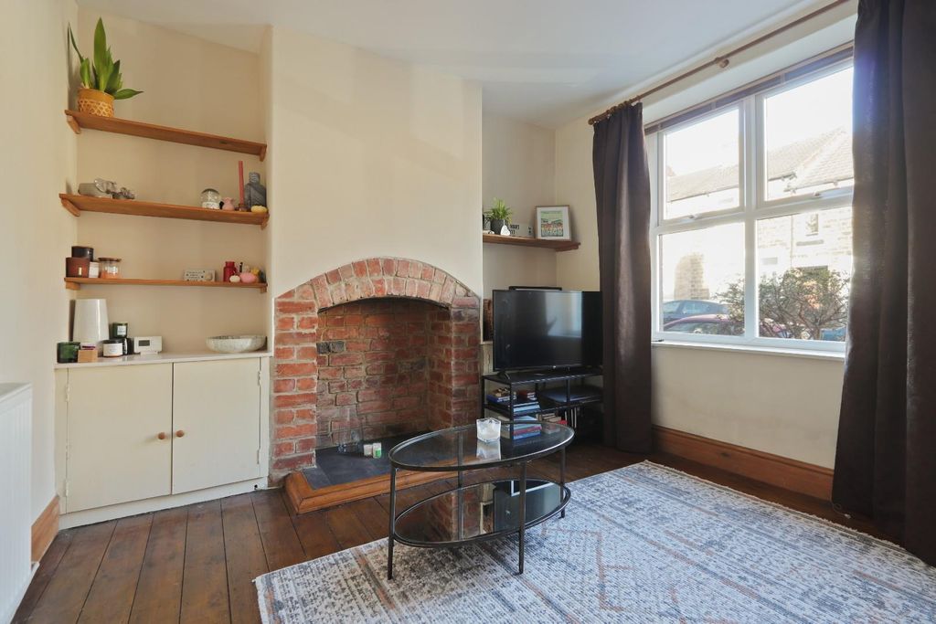 Property photo 2 of 20 Living Room