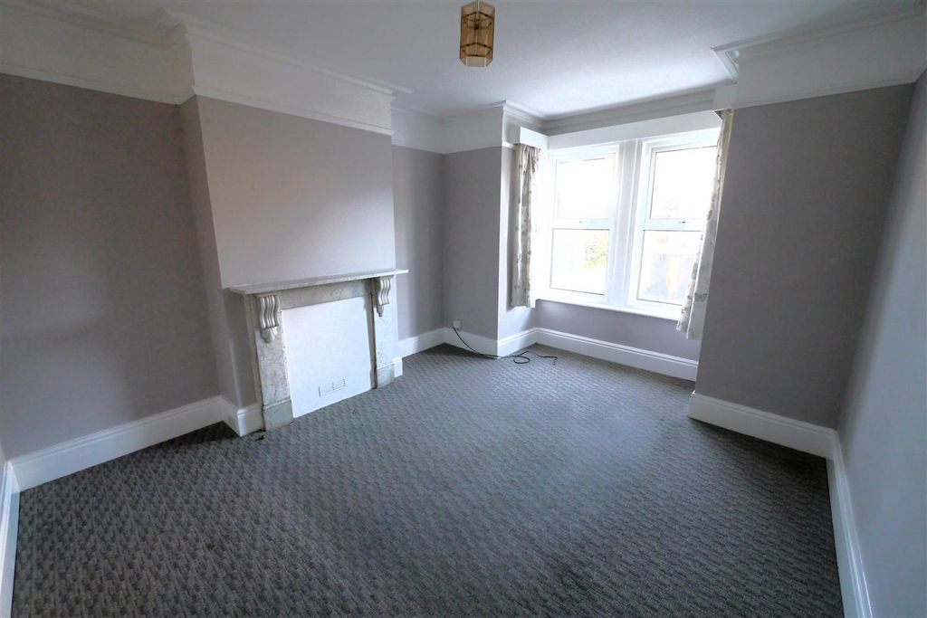 Property photo 3 of 20 Lounge