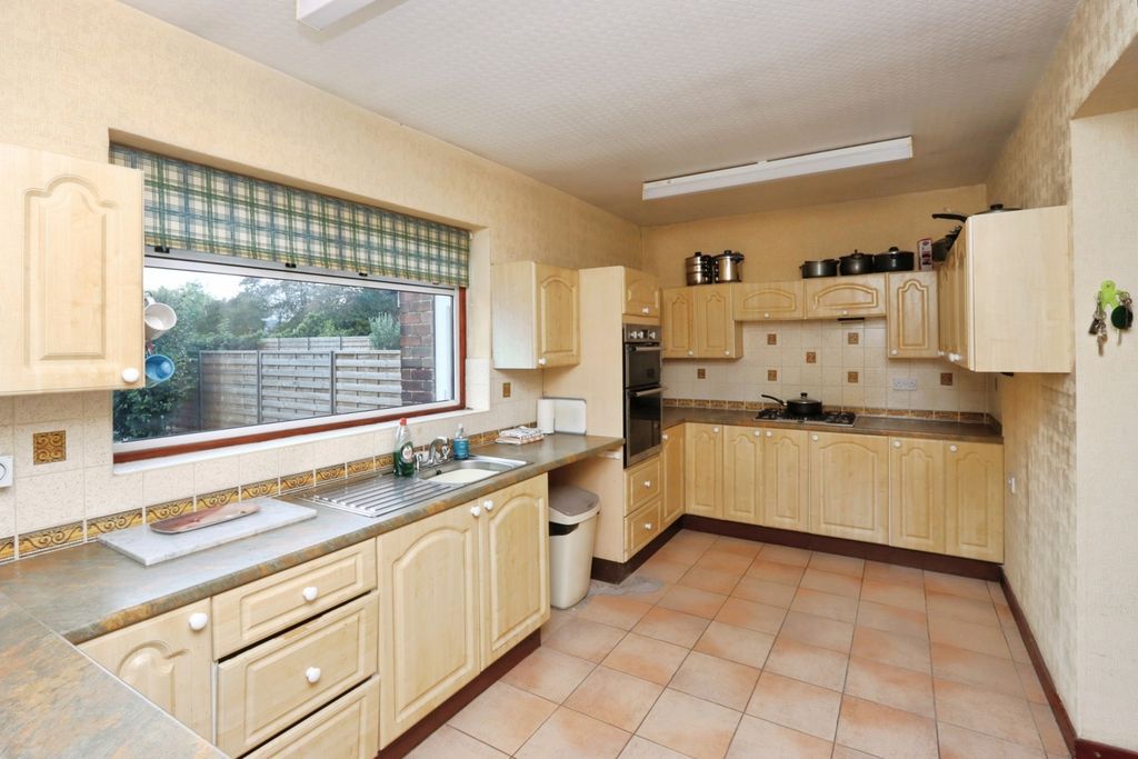 Property photo 3 of 17 Kitchen