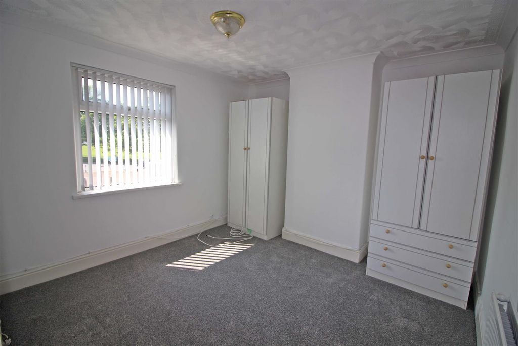 Property photo 3 of 10 Bed 2.Jpg
