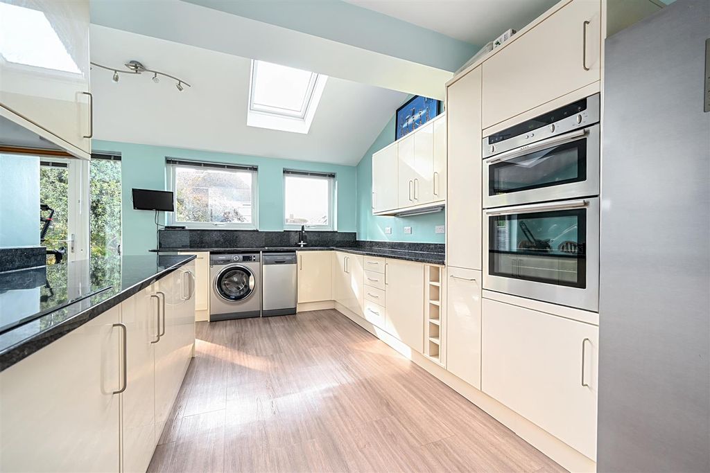 Property photo 2 of 19 Foredown Road, Bn41 (2).Jpg