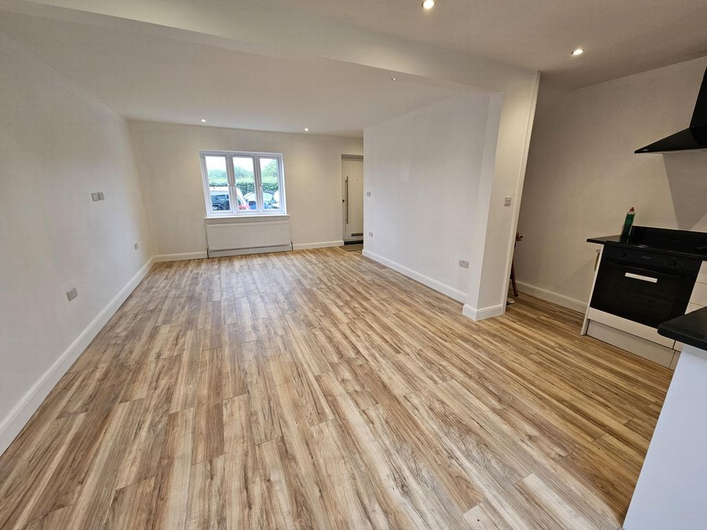 Property photo 1 of 12 Photo 5