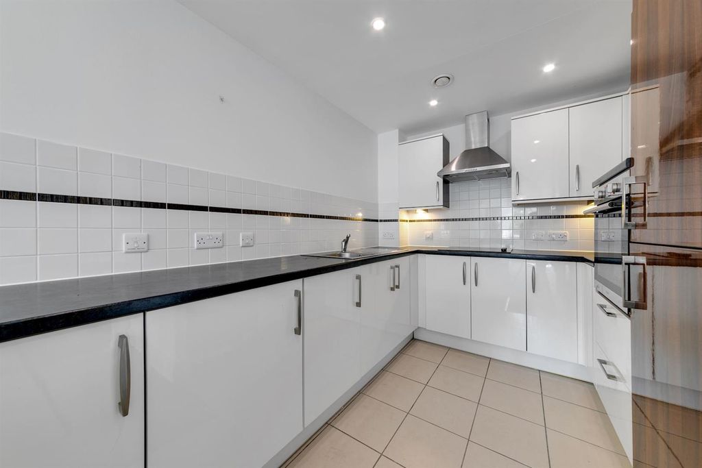 Property photo 3 of 20 07-A5Af23 Yew Tree Court -26-Medium.Jpg