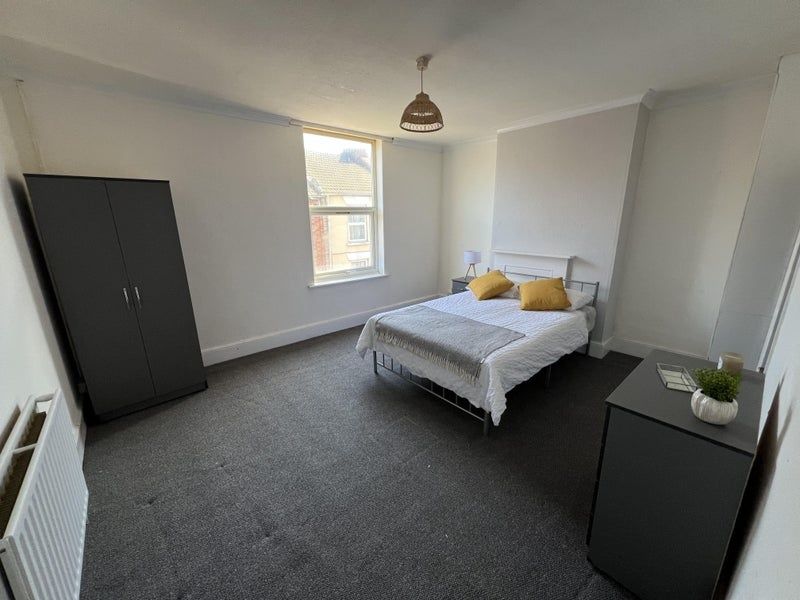 Property photo 1 of 4 Bright And Airy Double Bedroom Featuring A Comfort...
