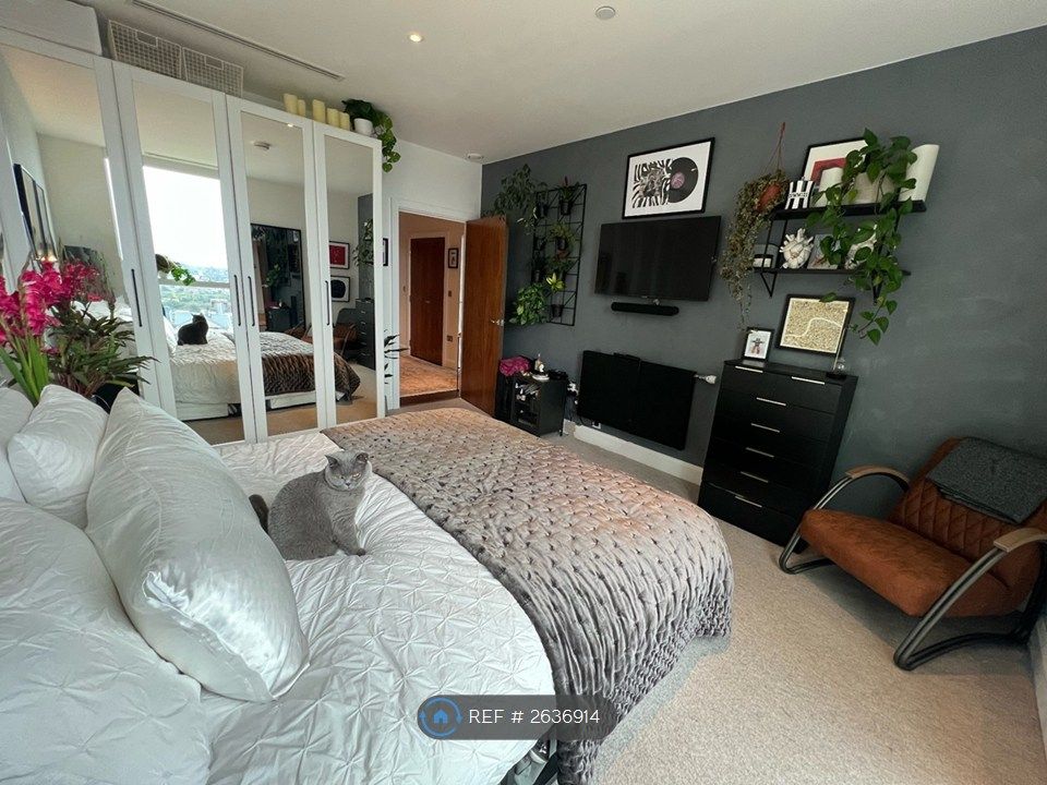 Property photo 2 of 15 Bedroom And Mirrored Wardrobe