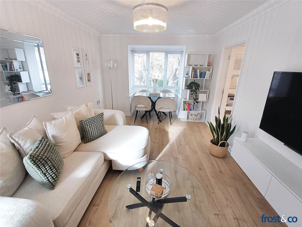 Property photo 2 of 11 Living/Dining Room