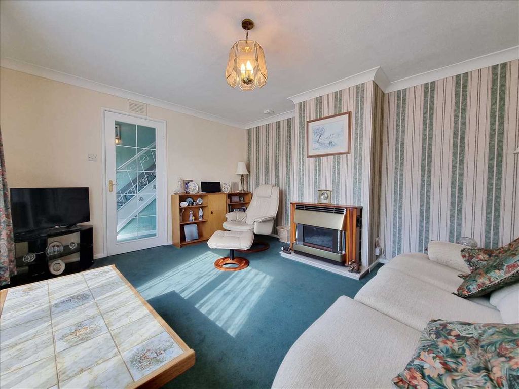 Property photo 2 of 11 Lounge: