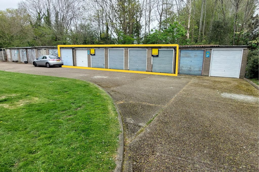 Property photo 1 of 5 Garages 3,4,5,6,7,8  The Chestnuts, Gwydor Road, Beckenham, Kent, Br3 4Du