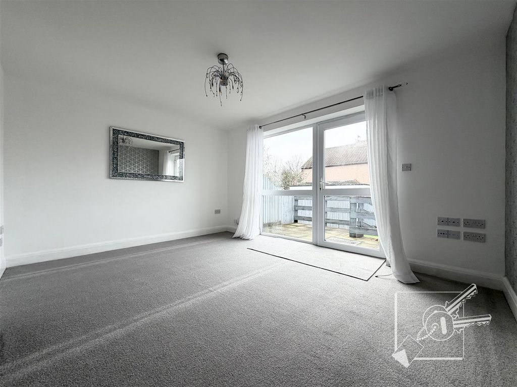 Property photo 3 of 18 Living Room